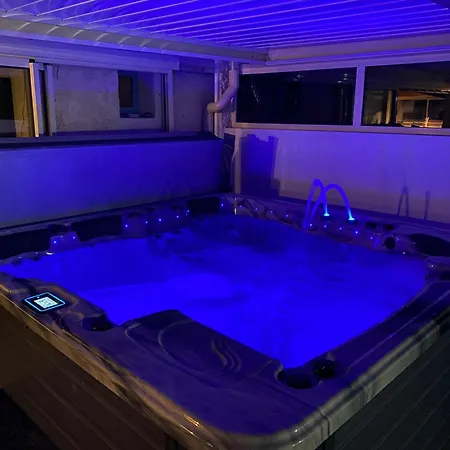 Gite Piscine Chauffee & Jacuzzi / Marais Poitevin Holiday home *
