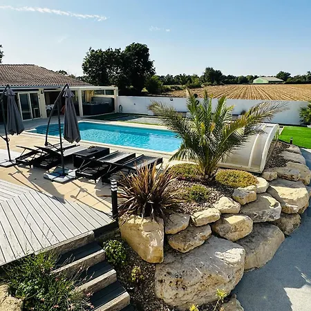 Gite Piscine Chauffee & Jacuzzi / Marais Poitevin Holiday home Coulon