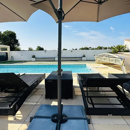 Holiday home Gite Piscine Chauffee & Jacuzzi / Marais Poitevin Coulon