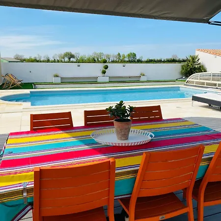 Gite Piscine Chauffee & Jacuzzi / Marais Poitevin Holiday home *