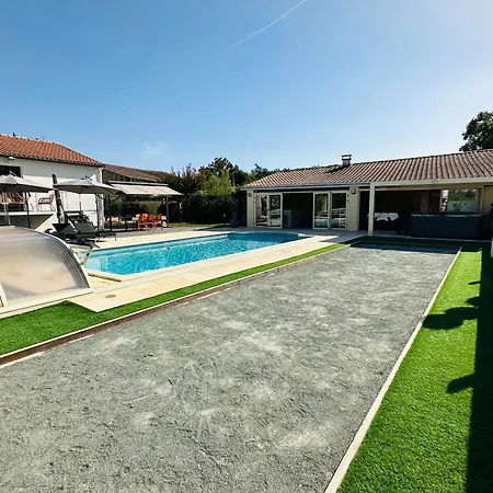 Holiday home Gite Piscine Chauffee & Jacuzzi / Marais Poitevin Coulon