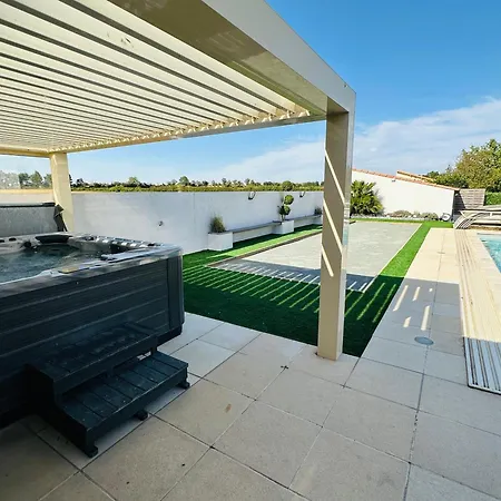Holiday home Gite Piscine Chauffee & Jacuzzi / Marais Poitevin