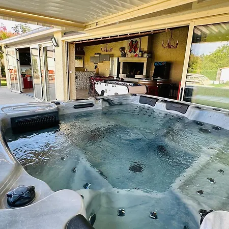 Gite Piscine Chauffee & Jacuzzi / Marais Poitevin